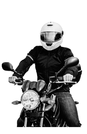 Homem de capacete branco dirigindo a moto Homem de capacete branco dirigindo a moto. Imagem relacionada ao seguro moto.