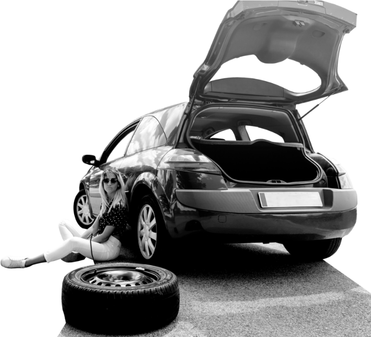 mulher sentada ao lado de carro quebrado esperando pela assistência mulher sentada ao lado de carro quebrado esperando pela assistência
